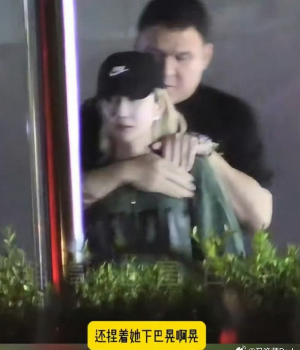 车澈 发酒疯这波我站女方，不要拿喝醉酒推卸责任，发酒疯就别喝酒行吗，这动图很明显