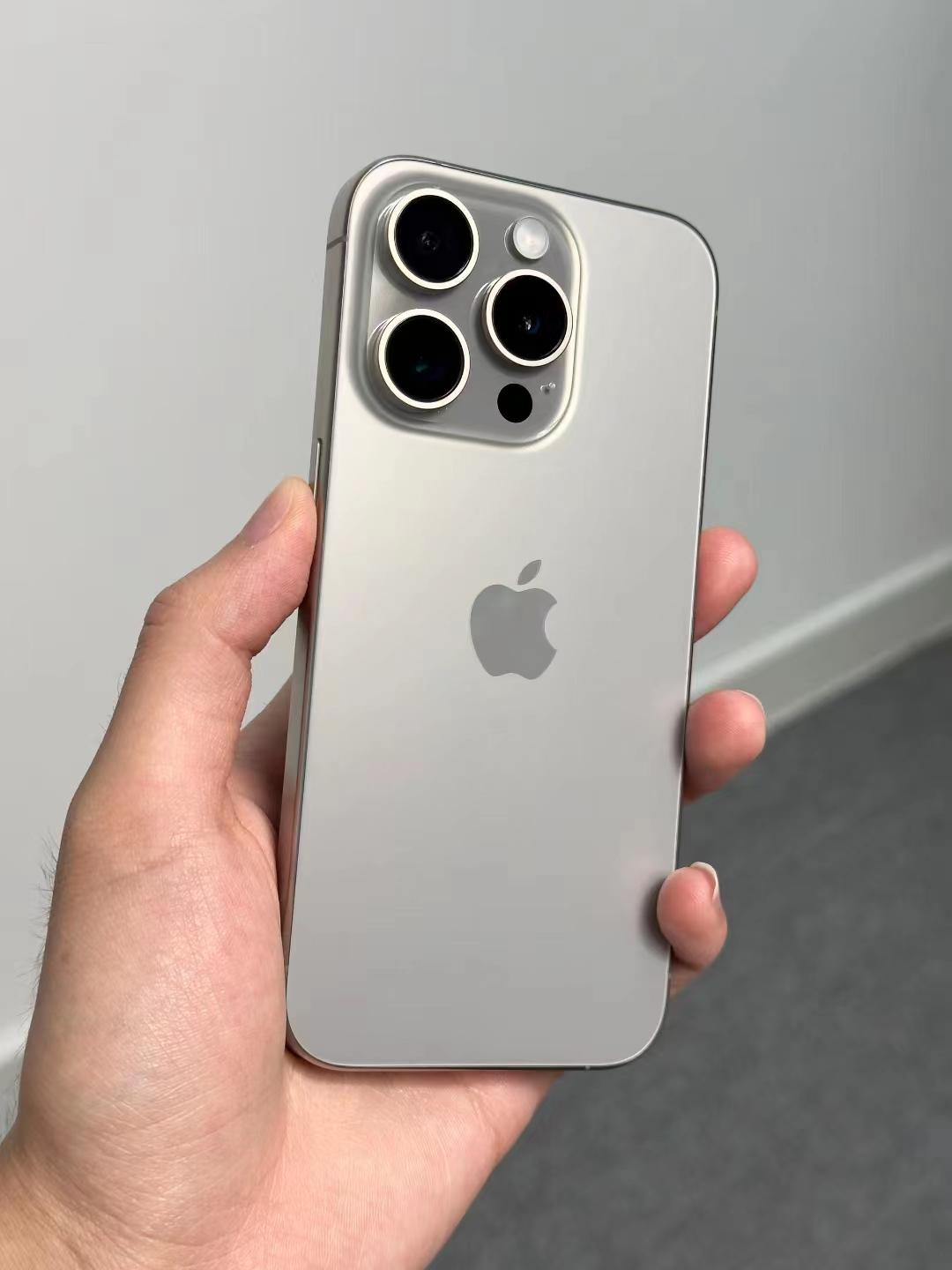 首发买iPhone 15 Pro的用户估计肠子都悔青了吧？相比14 Pro升级少