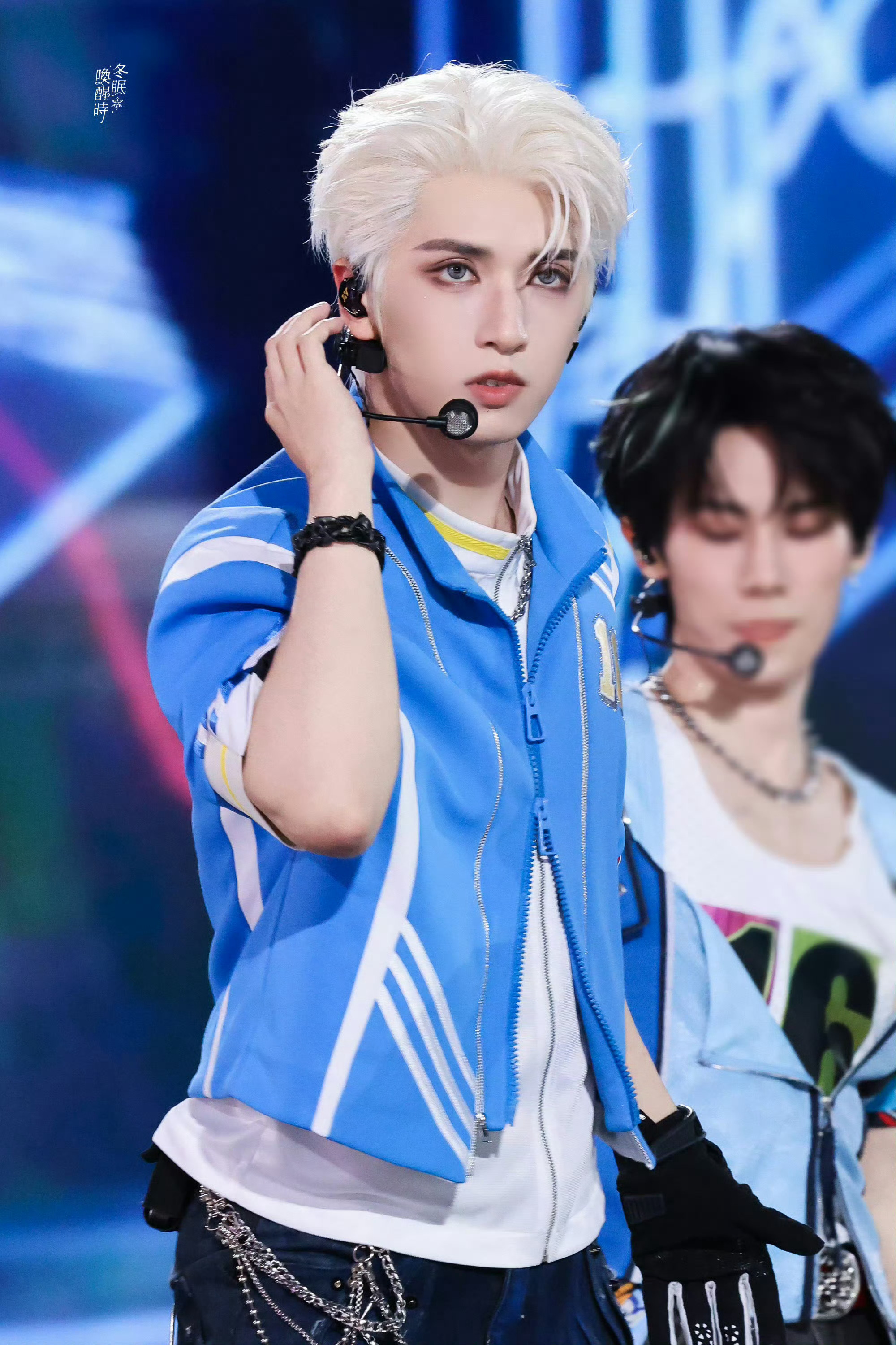 严浩翔 × 时代少年团加冠礼演唱会造型饭拍 📸严浩翔白金狼尾烟熏妆严浩翔大屏建