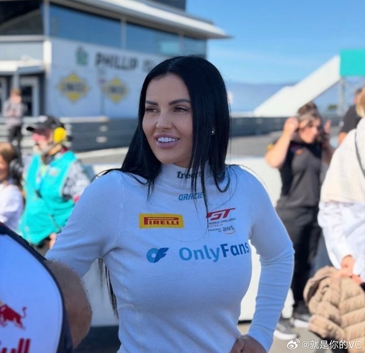 澳洲女车手Renee Gracie早年征战顶级房车赛事，却因高昂赛车经费囊中羞涩