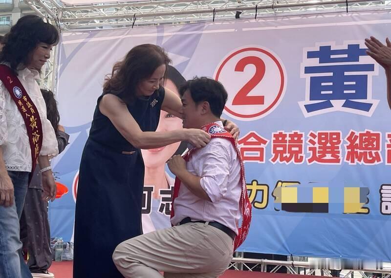 与吴敦义36年情谊 蔡令怡代夫为高雄市议员候选人披彩带

吴敦义夫人蔡令怡今天（