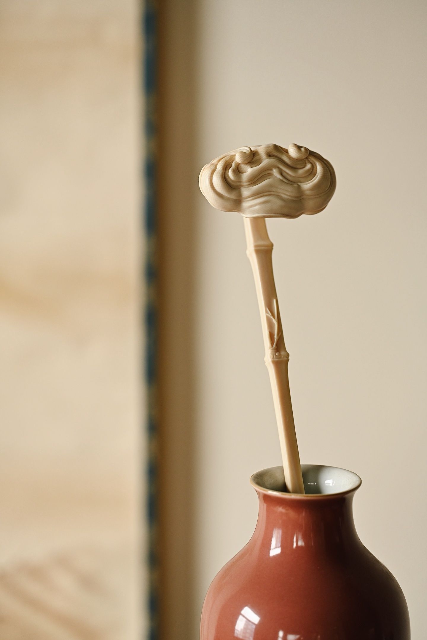 猛犸 | 竹芝清韵 如意质地温润细腻，卯榫成器，有古雅之气。如意首雕琢灵芝纹卷舒