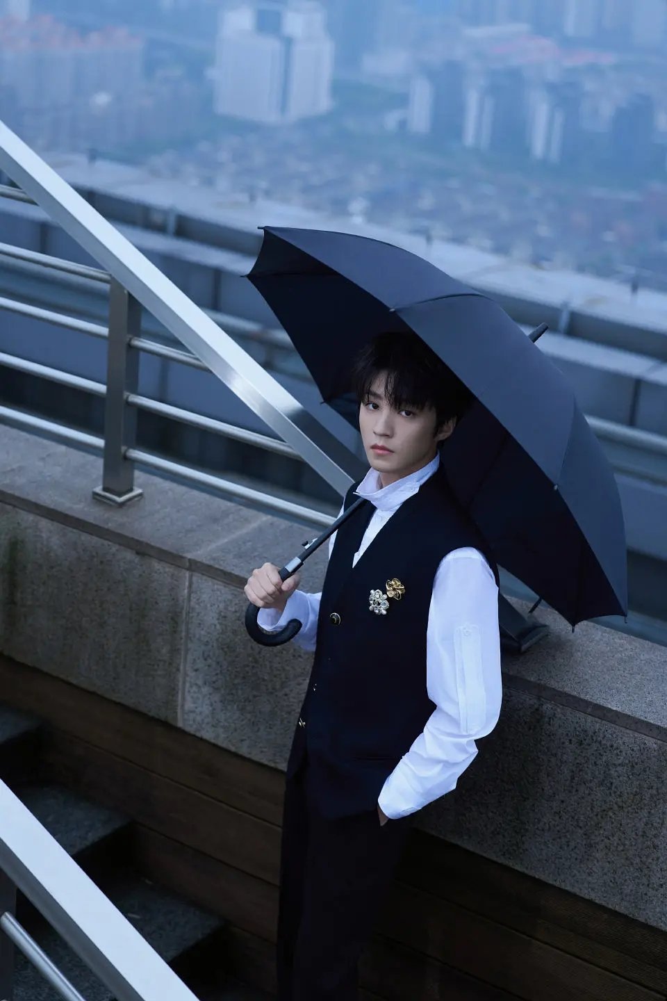 王俊凯乘风活动新造型 