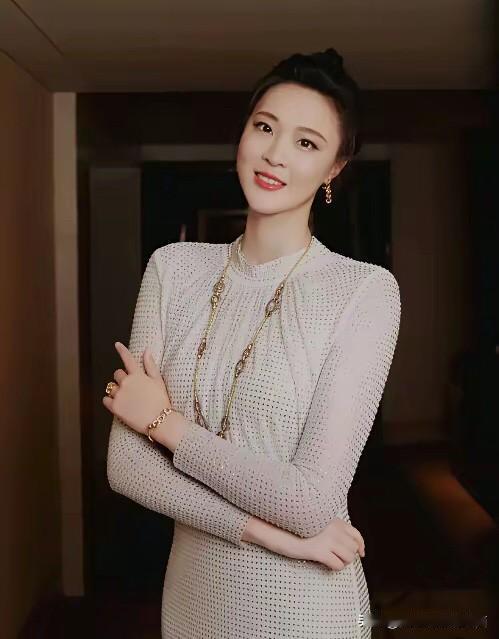 辽宁果然出美女，前女排运动员惠若琪不仅拥有192的高挑身材，而且气质还特别的好，
