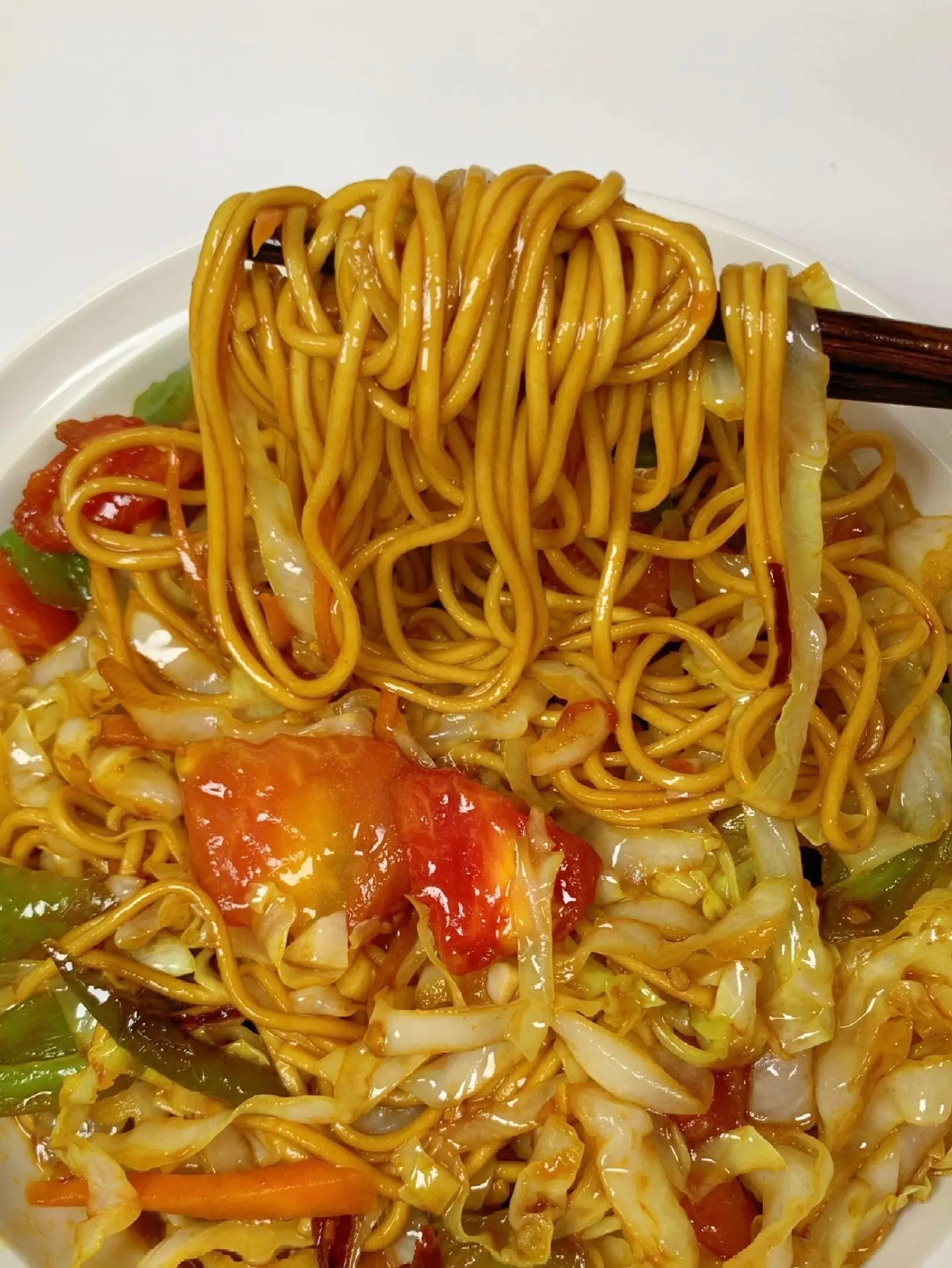 吃过都说好，赶快去试试。哈喽大家，今天吃番茄包菜炒面。 酸辣开胃，面条...