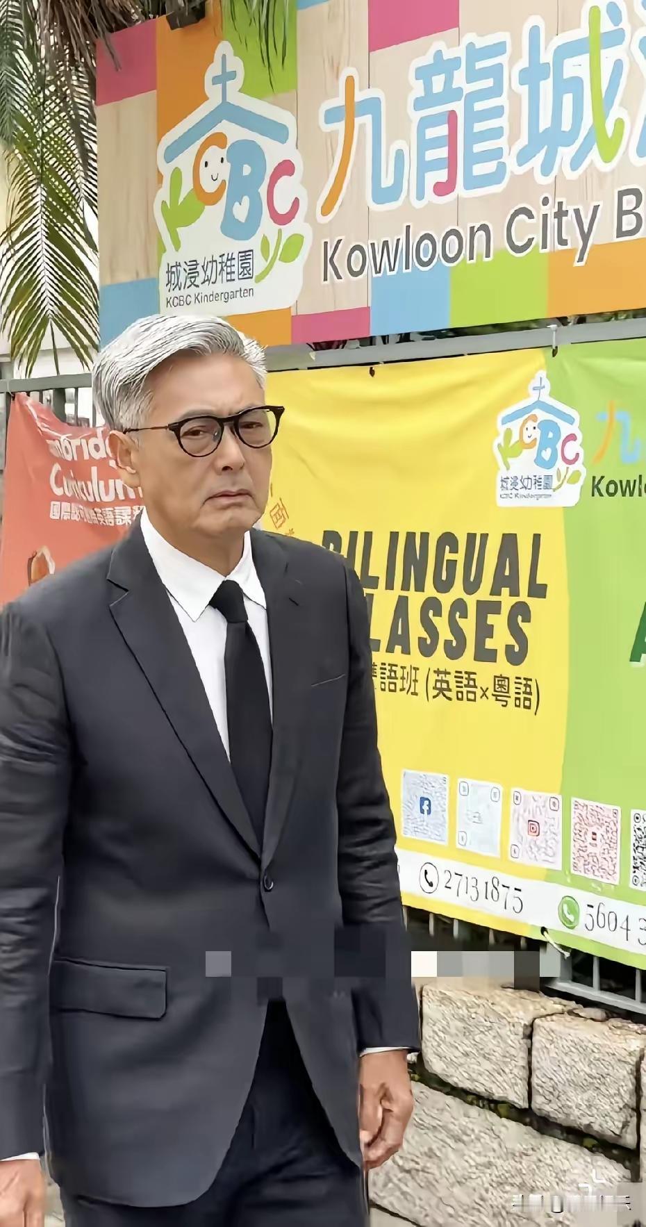 这位大叔穿着正装，最有型的男人。一年一影帝，百年周润发，绝对的不会再有这样的人才
