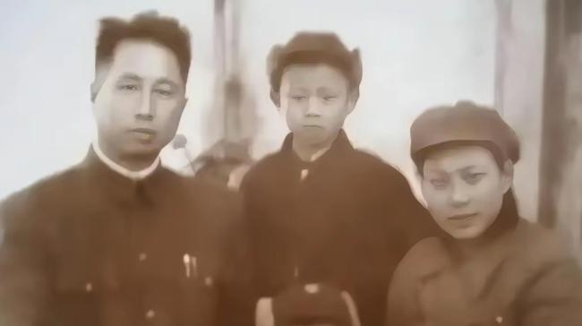 1954年，距离成钧授衔还有一年，但家中突发重大变故，原配妻子周月湘去世，留下两