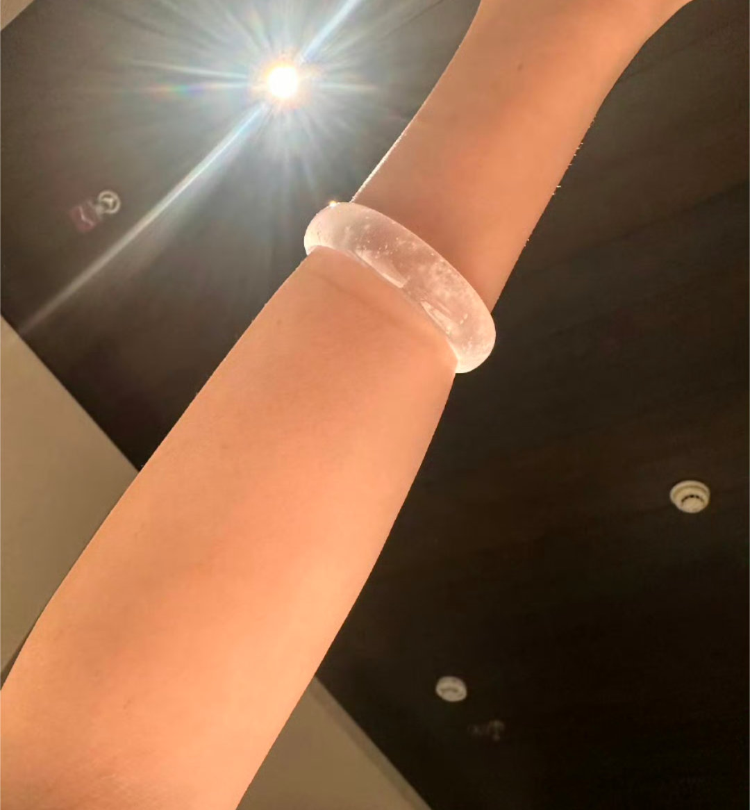 晚晚晒镯子这是什么材质的？感觉还不错，我还是喜欢金的，我很庸俗[允悲][允悲] 