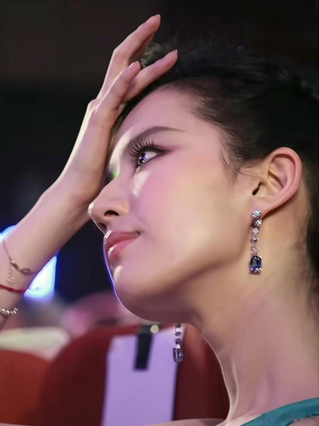 刘亦菲下颌角有收进去的弧度 仙女姐姐刘亦菲下颌角弧度拥有标志性骨相特征，呈现出独