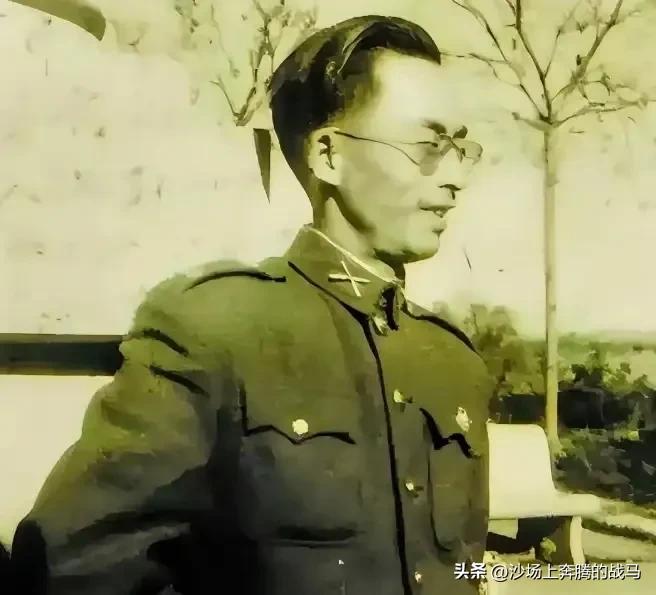 这是1949年4月，被俘的国民党副师长竟笑了。他冲我军团长喊：“老同学，别押我，