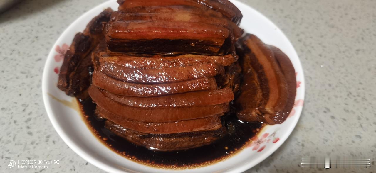 我做梅菜扣肉已经很用心了，但口感味道还是和饭店的差了一点。
    家里人喜欢吃