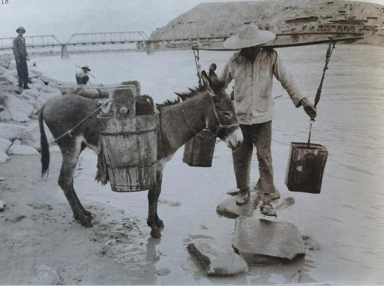 旧时，兰州吃水全靠送水人挑桶送。这既有零售。（出门叫）。长住户多有包年，包月的固