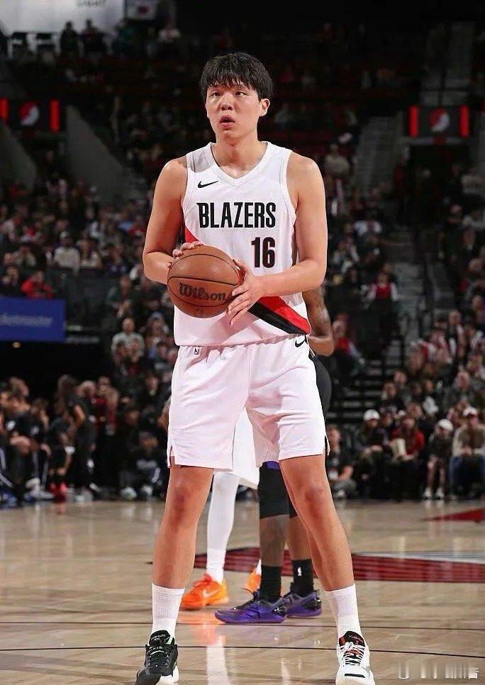 中国小将在NBA赛场持续解锁新技能！发展联盟主场首秀首节就两记三分弹无虚发，开局