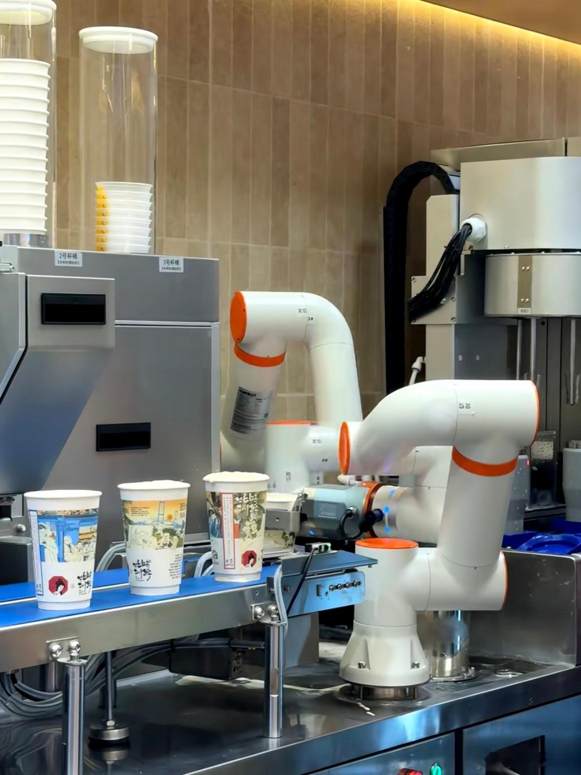 好消息深圳开茶颜了！坏消息机械自动做🌚敢情以后门店只需要一个人来管理这些水管臂