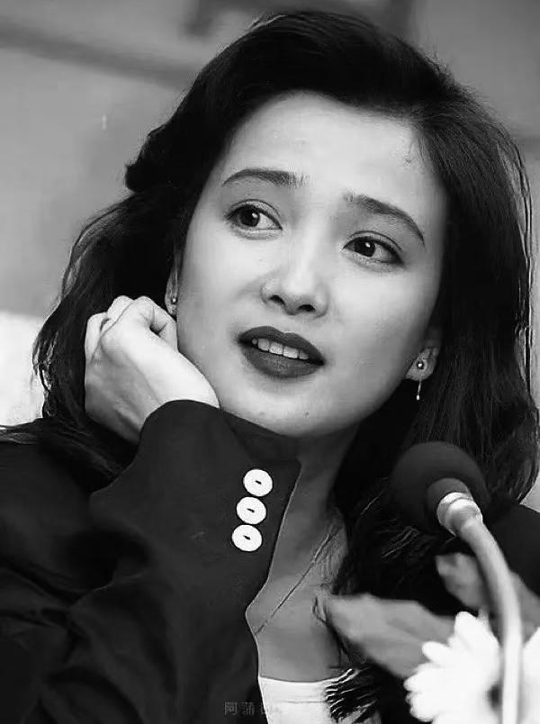 何晴离开的最后时刻，

用尽全身力气拉着儿子的手，

这一刻她在想些什么？

她