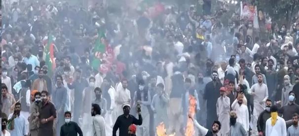 特大快讯！

当地时间26日，抗议示威者要求释放前总理伊姆兰汗，现场发生冲突造成