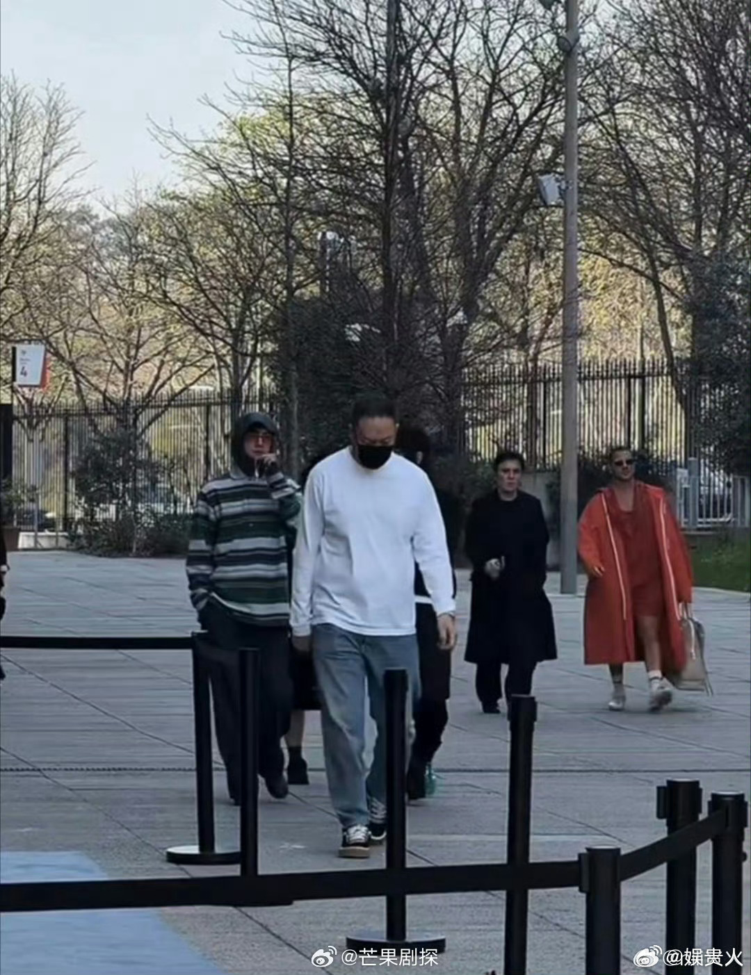 王一博啃着指甲下班王一博又啃指甲了 这个爱好好啊，随时随地都能做哈哈哈哈哈哈 