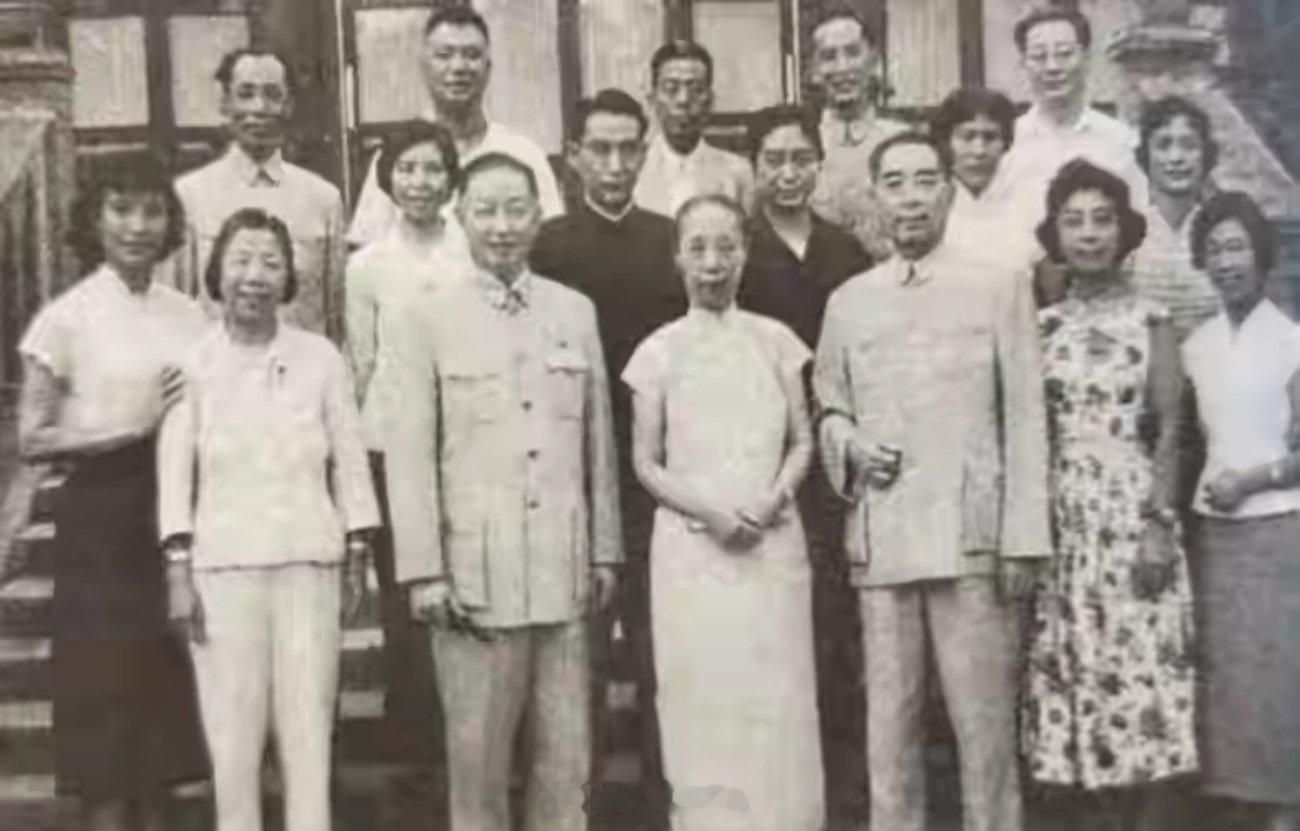 1959年夏，周总理携夫人邓颖超接见梅兰芳等京剧工作者，合影留念 