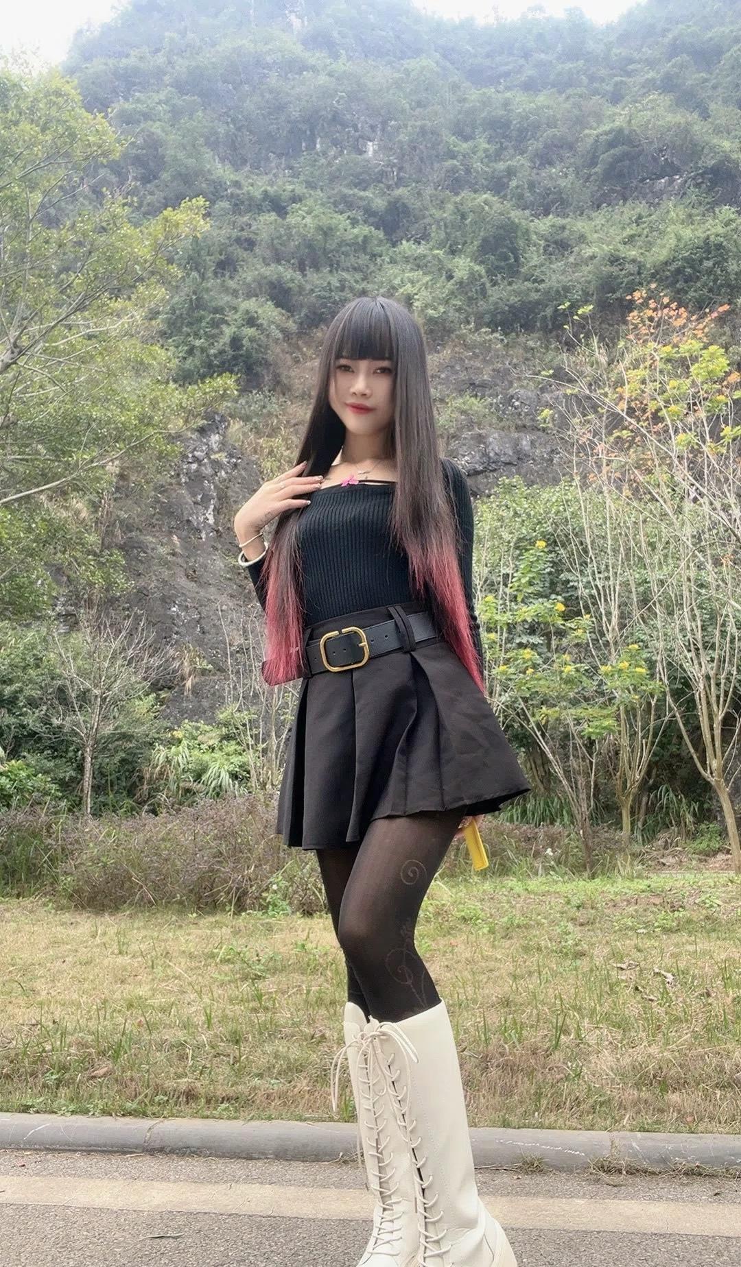 森林中的时尚少女，黑裙与红发的完美搭配