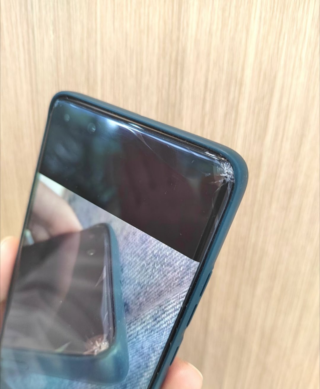 iPhone离曲面屏越来越近 我第一部手机就是曲面屏，拿到手一个多月就摔破了一个