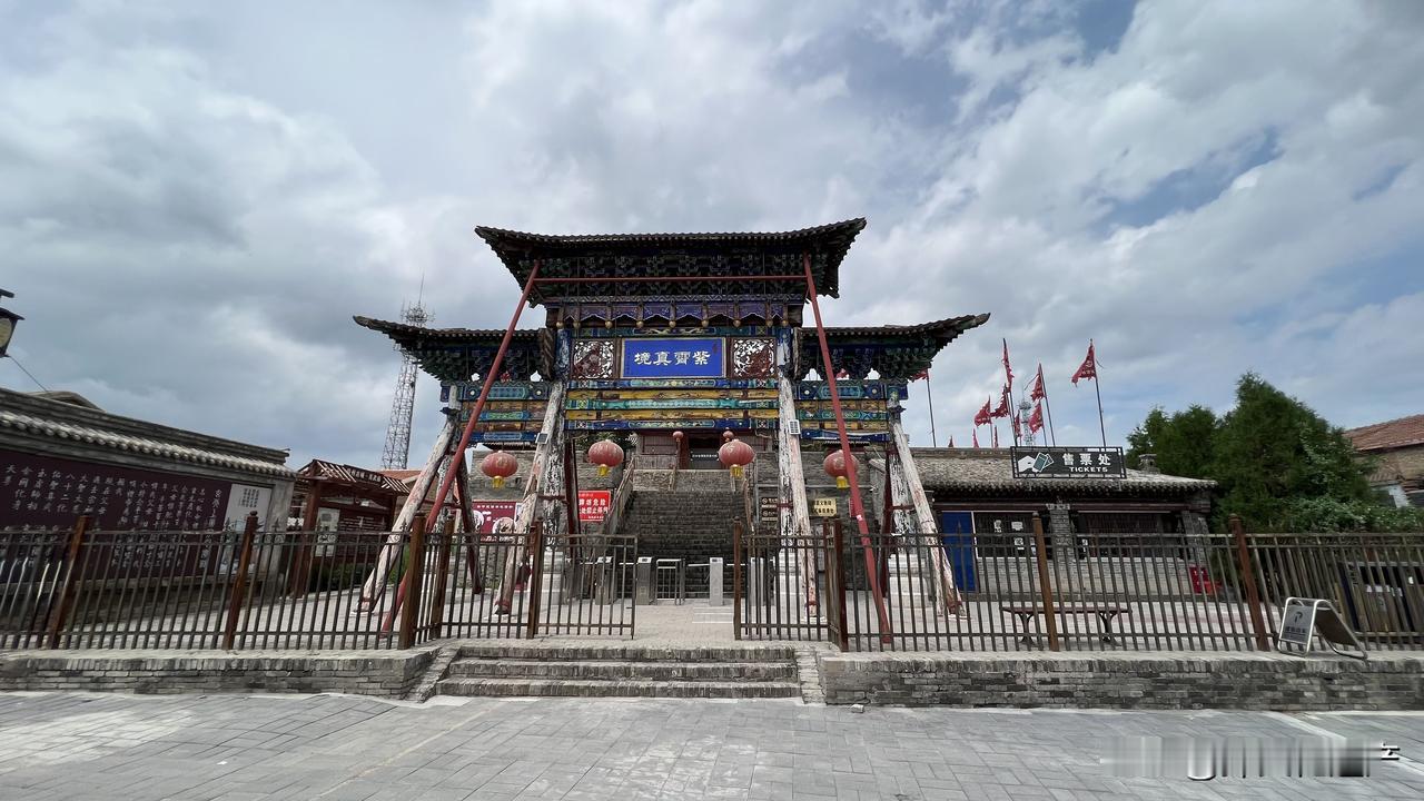 河北蔚县真武庙，始建年代不详，明清重修。其中的正殿北极宫有前抱厦。抱厦为歇山卷棚