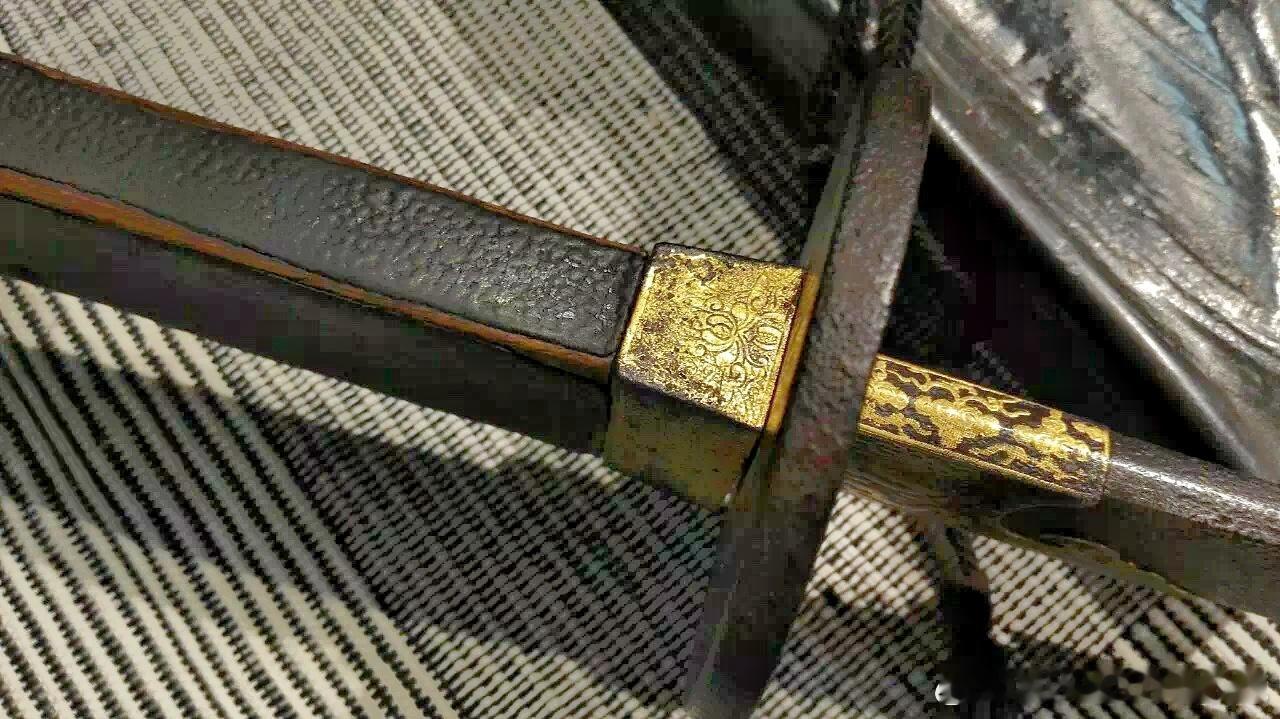 收藏刀剑 论坛旧影之那些可遇不可求的精品刀剑3      这只刀还有个故事，早年