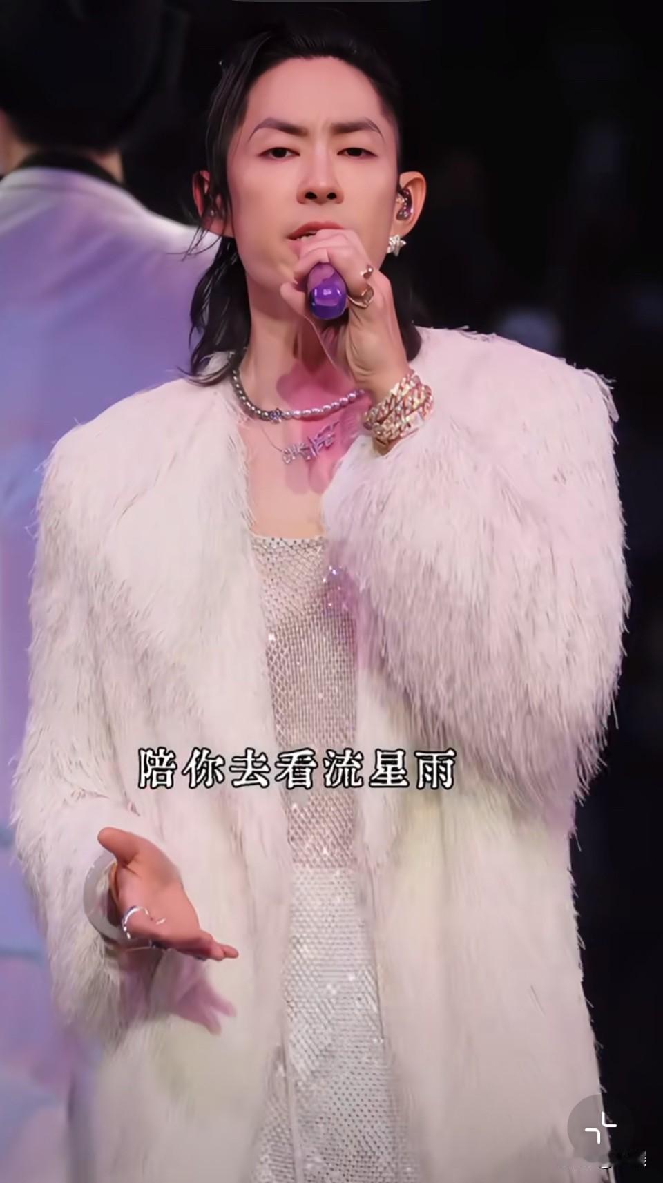 他身上的每一件东西都好喜欢！😍

我觉得他是唯一一个带玉好看的男性！有那种温润