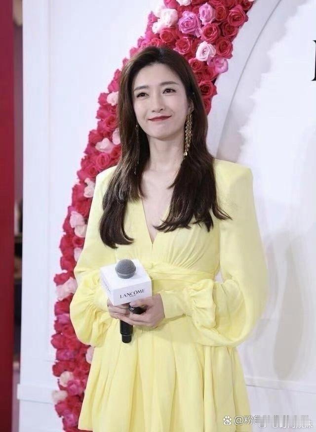 江疏影真是“小号水蜜桃”！一袭黄色深V领裙亮相，肤白貌美气质出众！ 