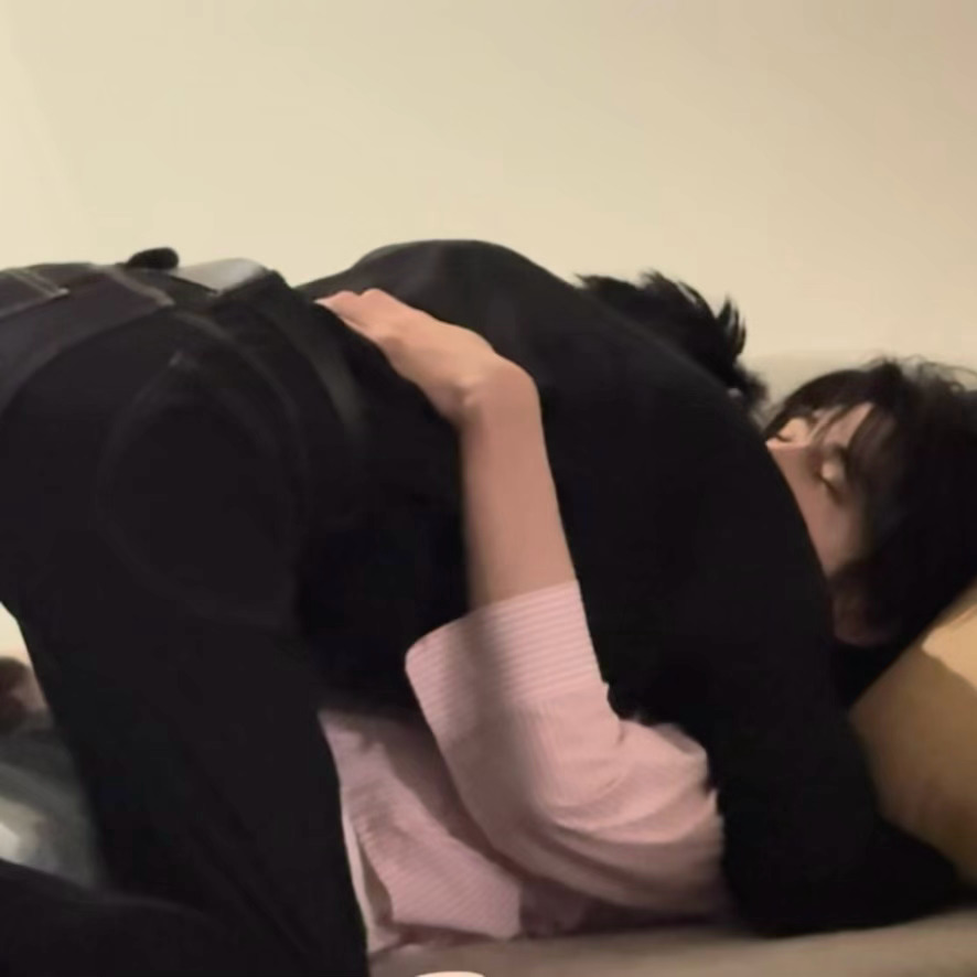 受哥哥正在努力啃哧啃哧的啃脖子呢 猴子一声长吠把人家吓一大跳 这不是胡闹吗 ​​