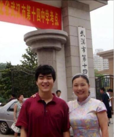 1988年，武汉女教师在医院生下一个小男孩。谁知，丈夫突然在她耳边说：“老婆，把