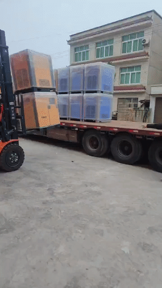 叉车司机一个不该有的失误导致两台崭新的设备掉在地上摔坏了！
这样的人到底是怎么通