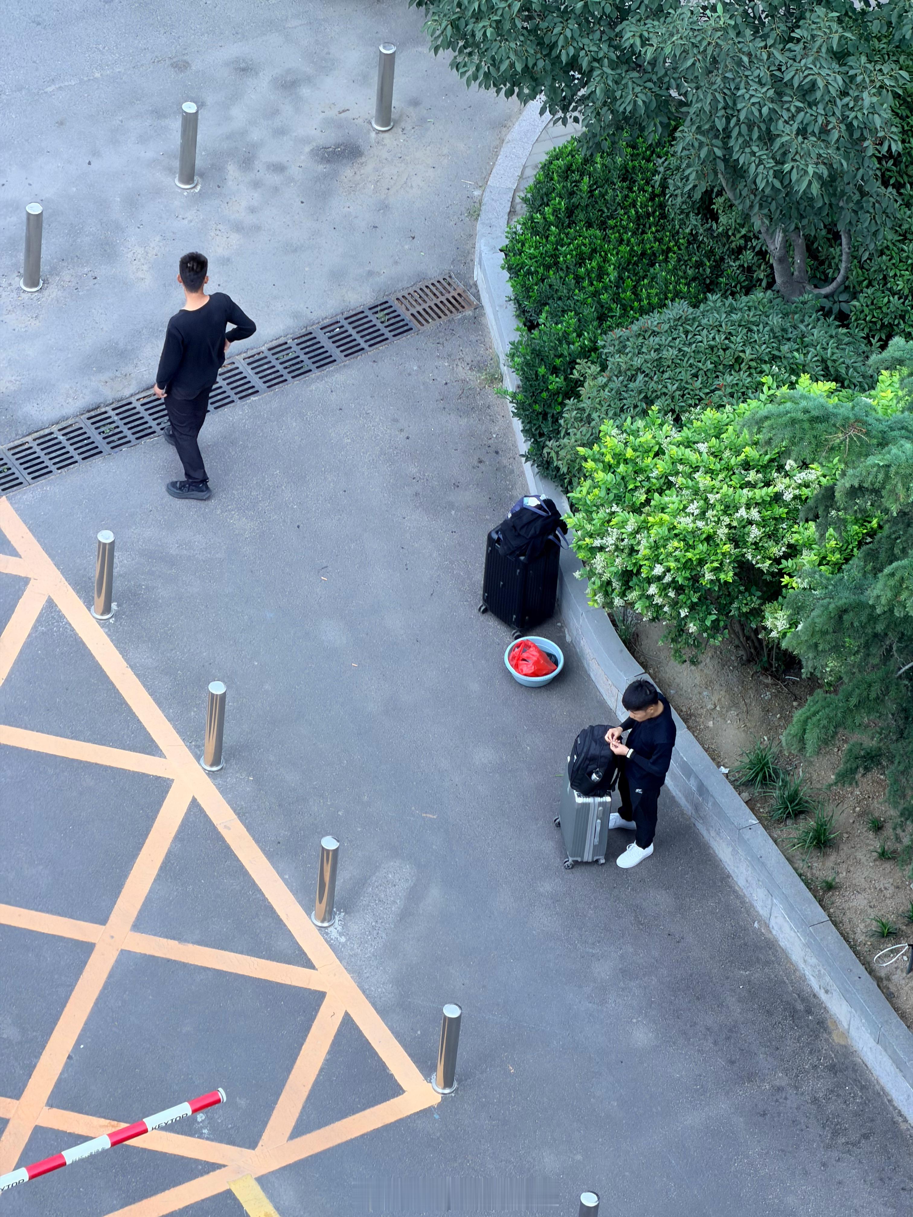 我这经常看到小伙子成群结队的过来，也不知道干嘛的 青岛