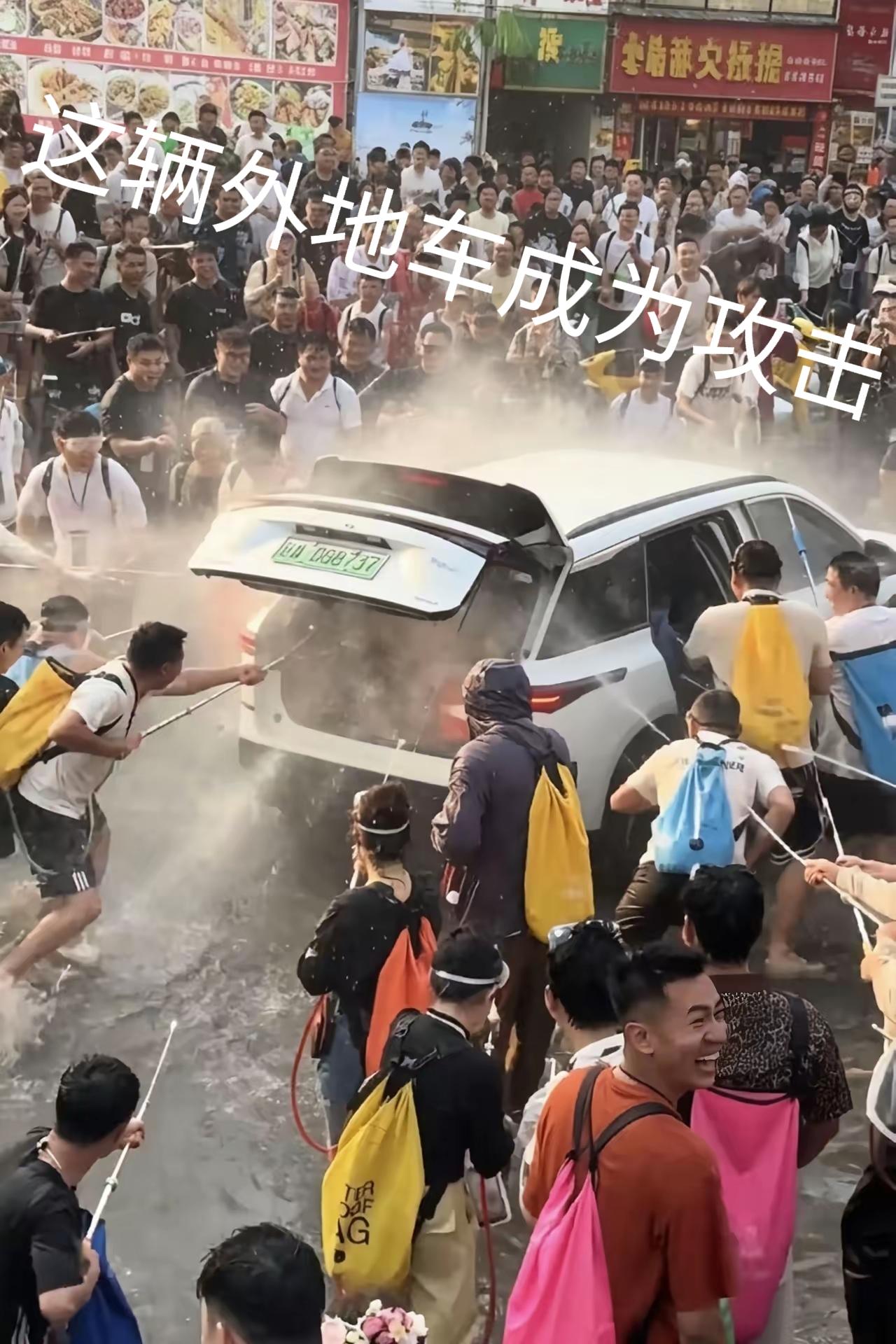 所谓的泼水是文明祝福，相互祝愿美好一种礼仪节日
据说是傣族姑娘看上了帅哥，泼一水