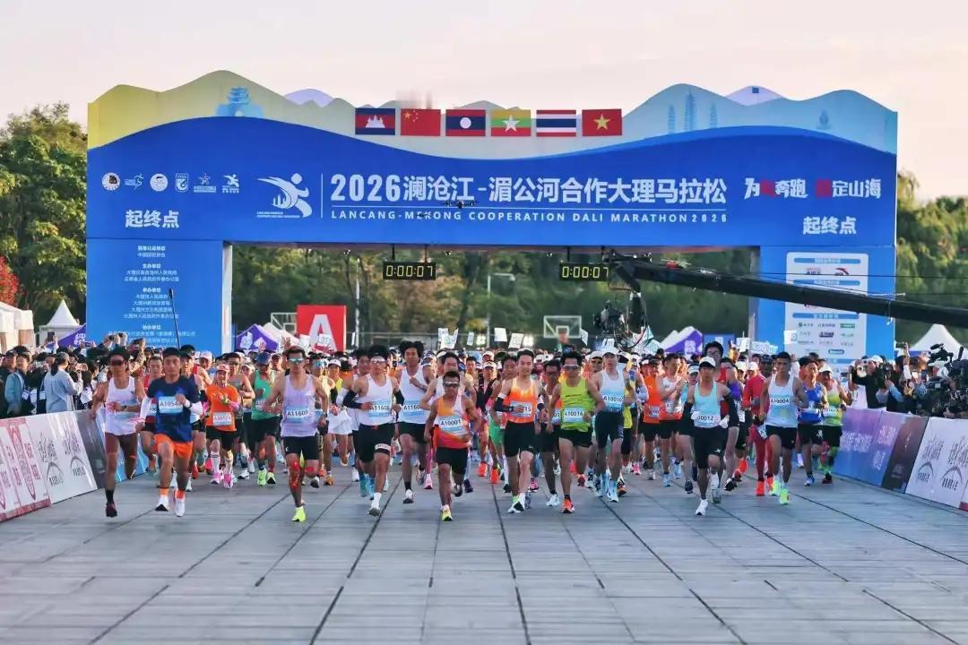 王者归来！时隔七个月，杨春龙强势登顶大理马拉松！
 
以2小时22分11秒斩获男