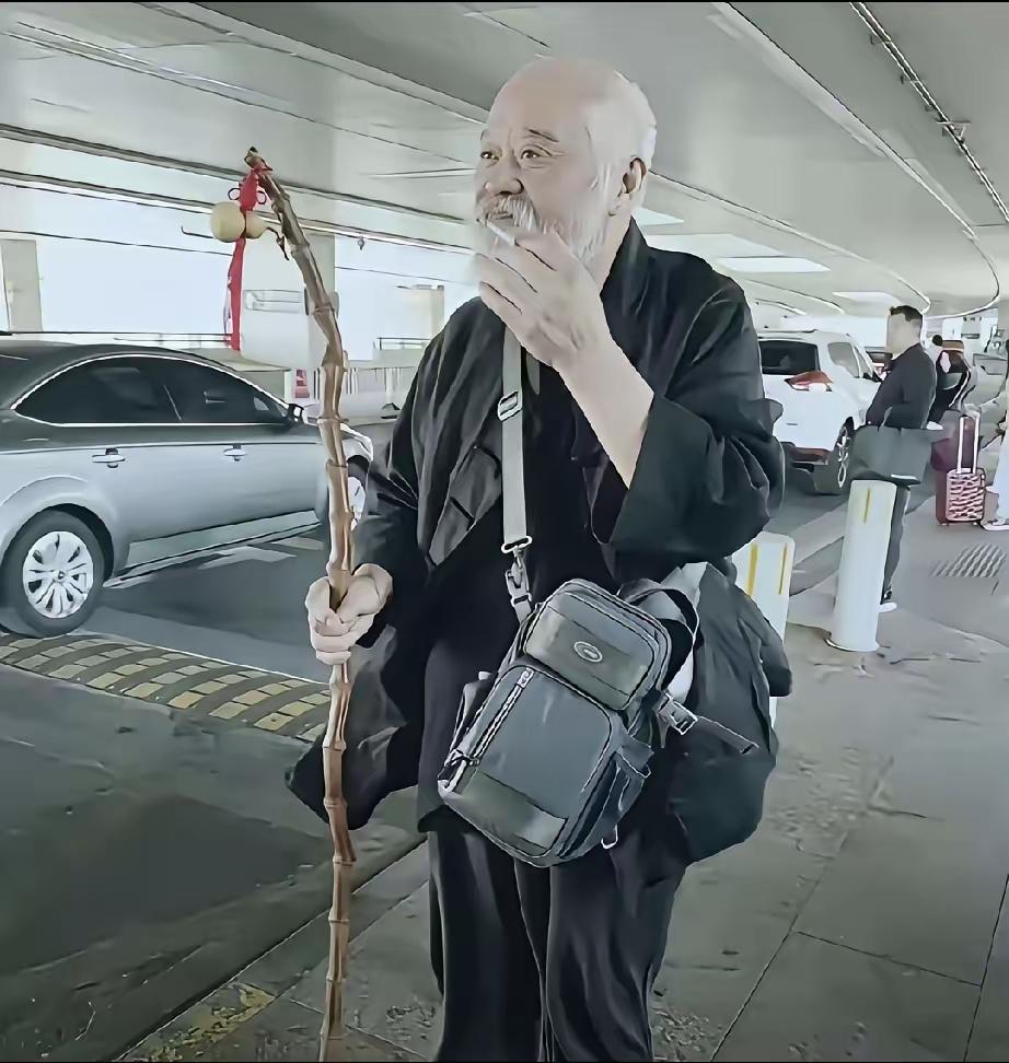 一位老爷爷拿着拐杖在等车。看着很面熟，东北一家人是他演的吗？还认识这位老爷子吗？