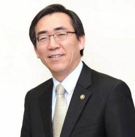 韩国要转向了？据韩联社报道，韩国外交部长被提名人赵兑烈今天接受采访时表示，韩中关