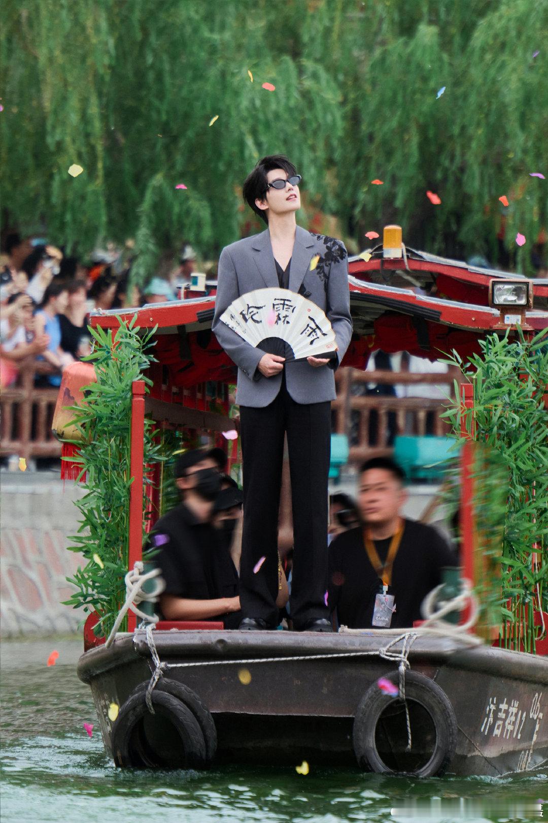 围观杨洋 清明上河图复原古画复活名场面，杨洋泛舟汴河，每一帧都是古风壁纸 