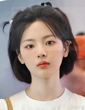都说红不红是命， 但我觉得，能不能一直红，看的是脑子。 你看杨超越， 就长了一张