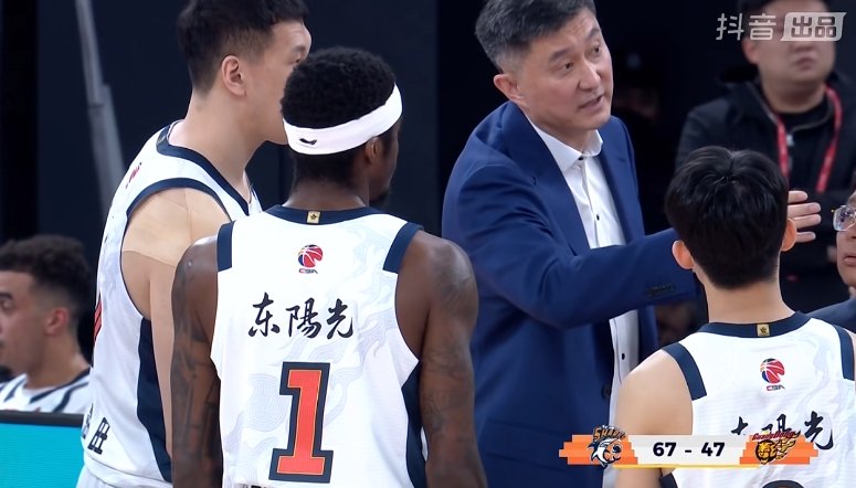 多扔几个三分得了，这还去内线干嘛，进去了你也难得分。都落后20分了还有什么要讲究