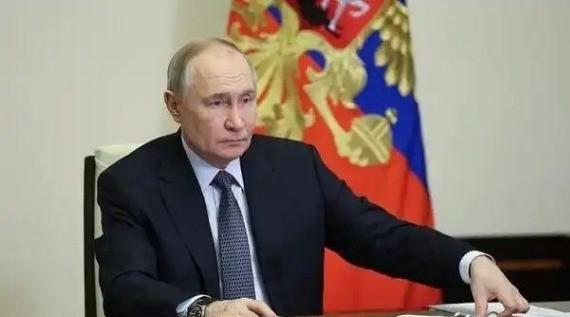 中国得防着点俄罗斯。不是要跟它翻脸，而是得保持那么一段“应该有的距离”。这段距离