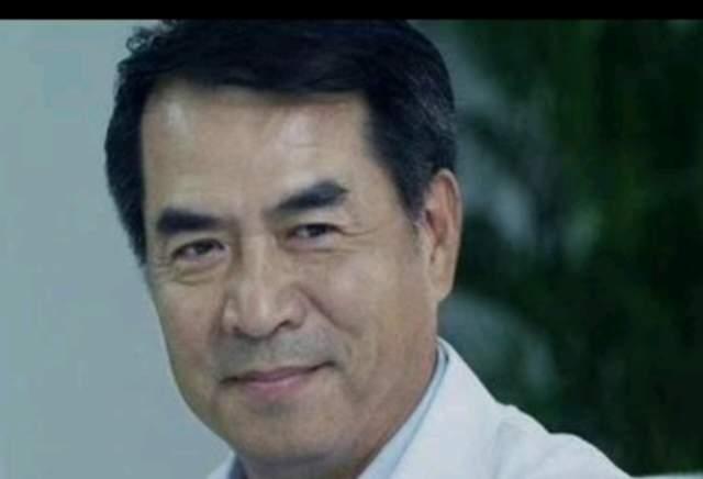 何晴走了，
我想最伤心的人，
不是前夫许亚军，也不是儿子许何，而是一直默默陪伴她