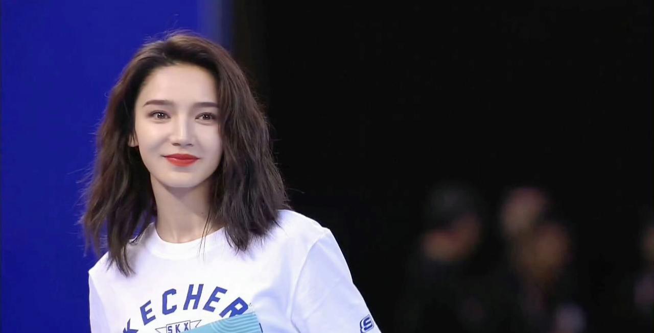 在浪姐初舞台代斯跳的像女团舞得的票数却最低，难怪观众要喊黑幕，代斯是嘉行传媒的小