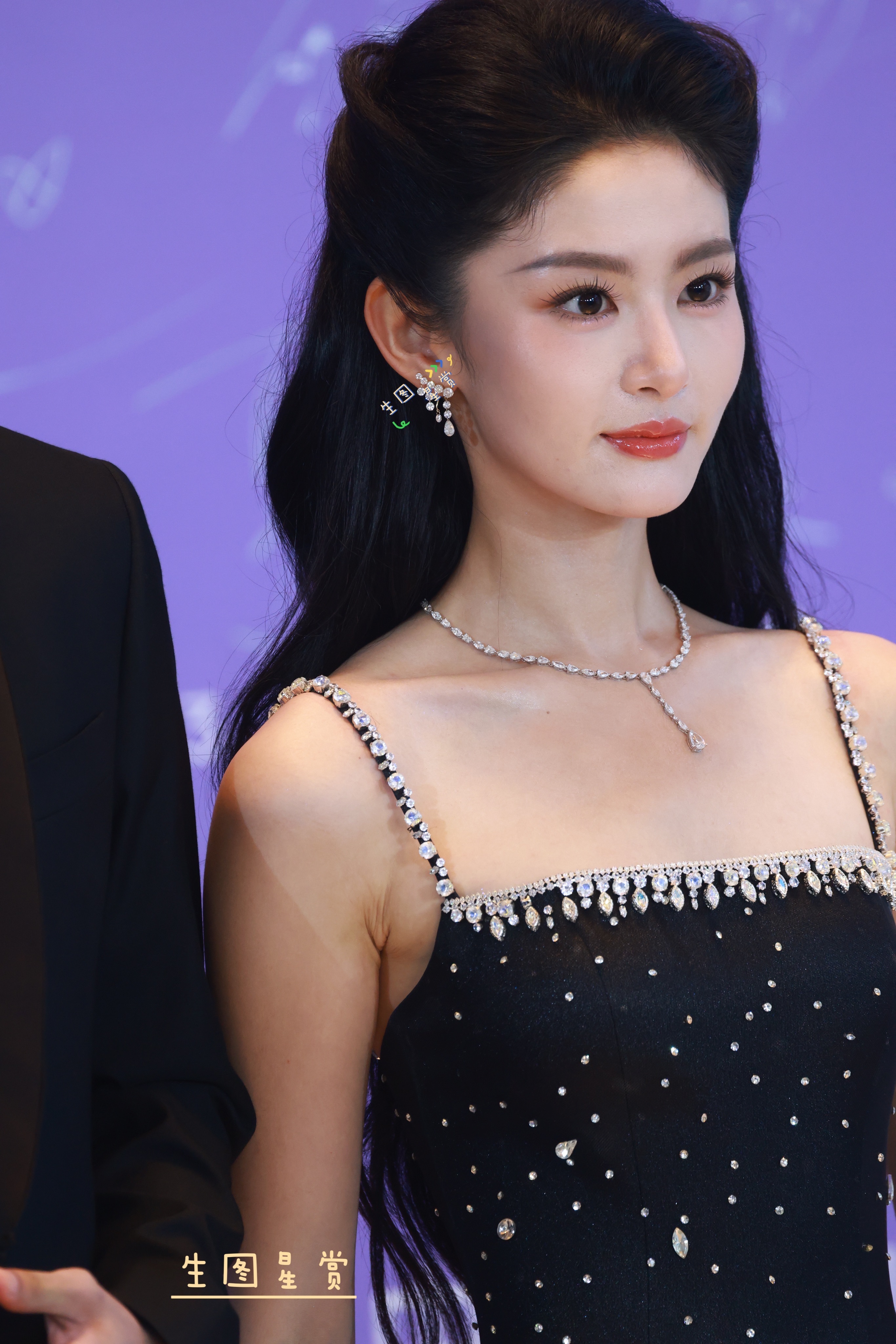 赵晴尖叫之夜红毯生图冷系富家千金🖤2025爱奇艺尖叫之夜🖤赵晴瘦成纸片人了 