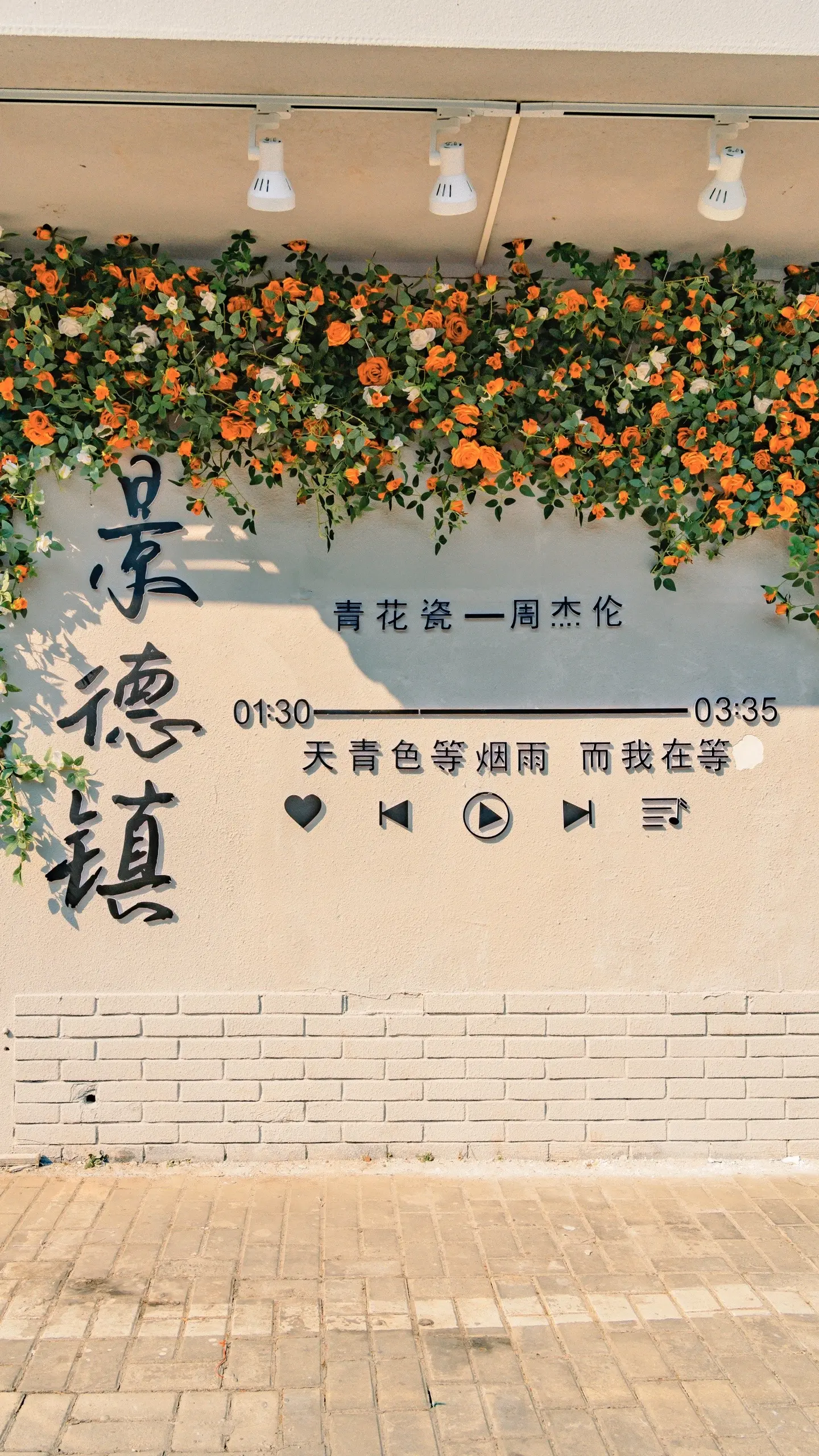 在景德镇找到了宫崎骏的夏天。这里是景德镇的雕塑瓷厂。 这里的夜市会摆出...