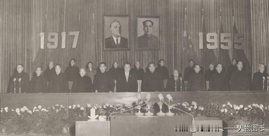 1955年11月6日，张闻天(左一)出席中苏友好协会在北京举行的庆祝十月革命38