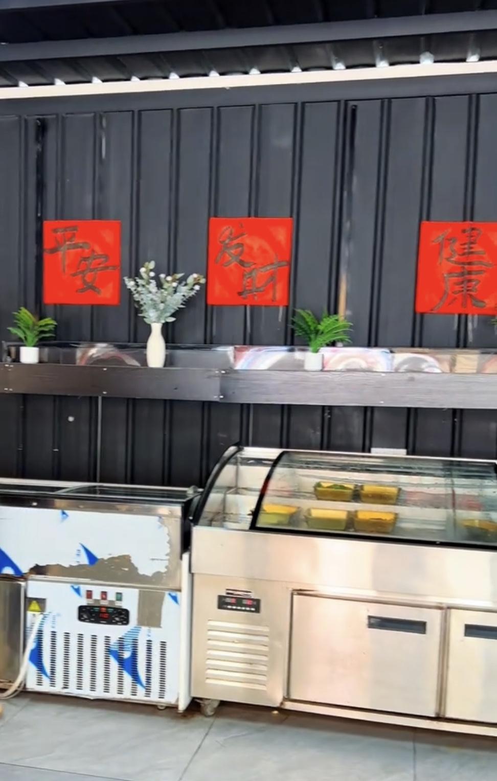 【玉林银丰桥旁的一自助烤肉店倒闭关门】

5月25日，消息：玉林市城区银丰桥旁边