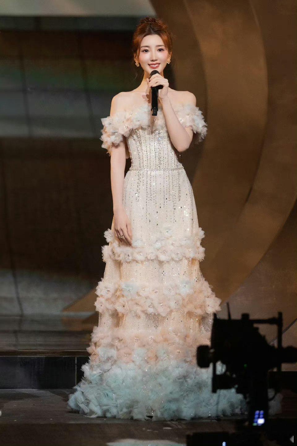 就毛晓彤这个颜值状态 放在内娱是很可的吧 为啥一直没啥热度和曝光啊。。。 ​​​