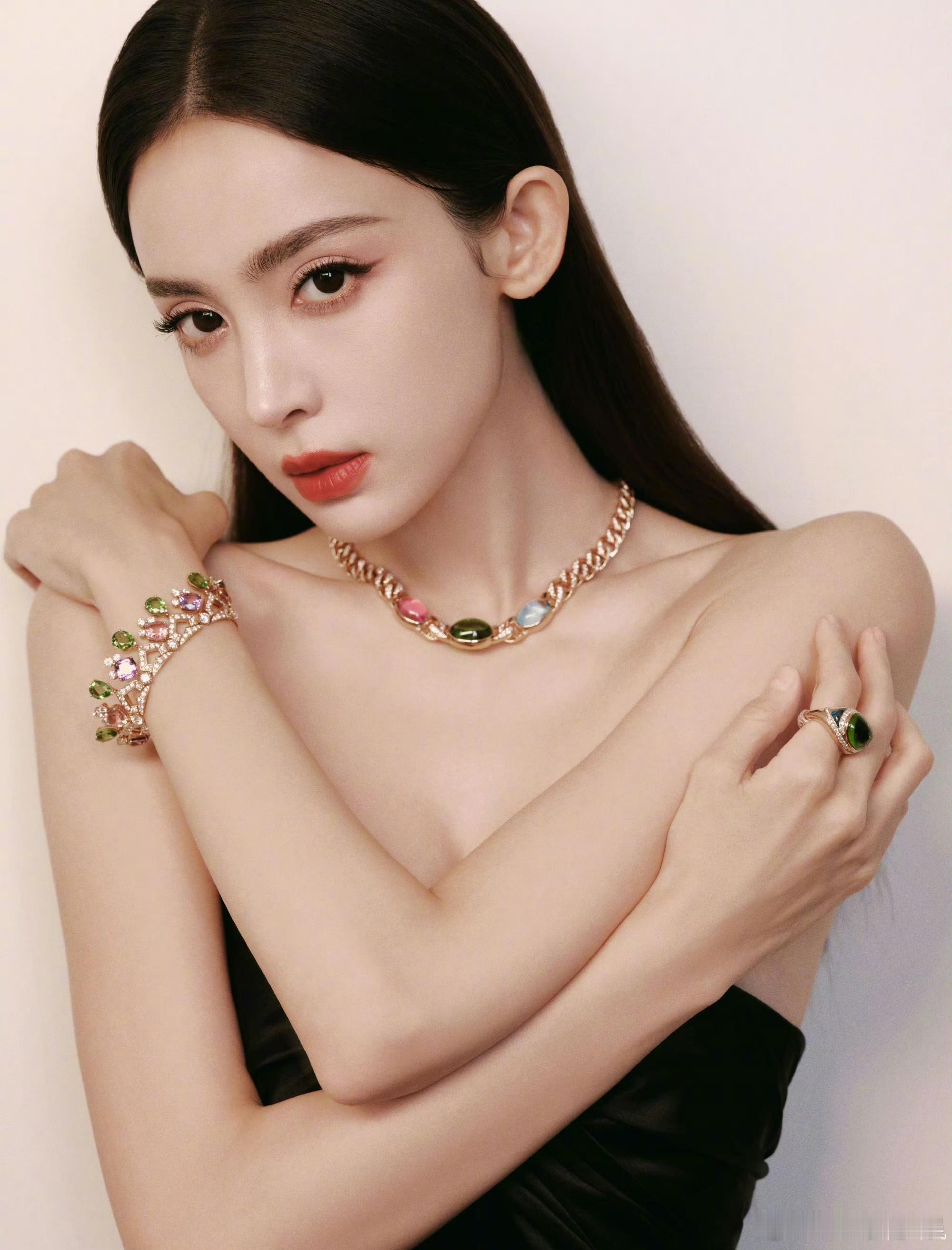 #肖央娜扎黄小蕾上影节红毯#我现在真的好想看《出入平安》啊，娜扎这个红毯造型也太