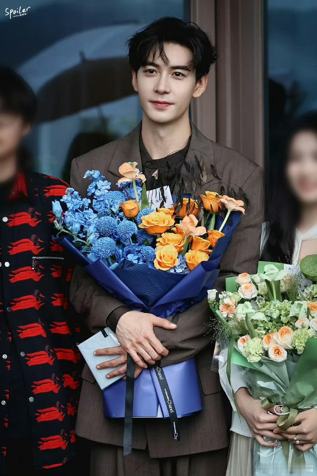 陈星旭卢昱晓轧戏捧花杀青陈星旭卢昱晓捧花杀青照陈星旭卢昱晓捧花杀青照，杀青啦，[