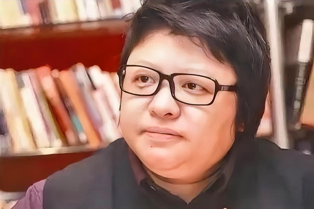 韩红做慈善这些年，争议一直不断。2020年抗疫时，她就被实名举报慈善基金会“违法